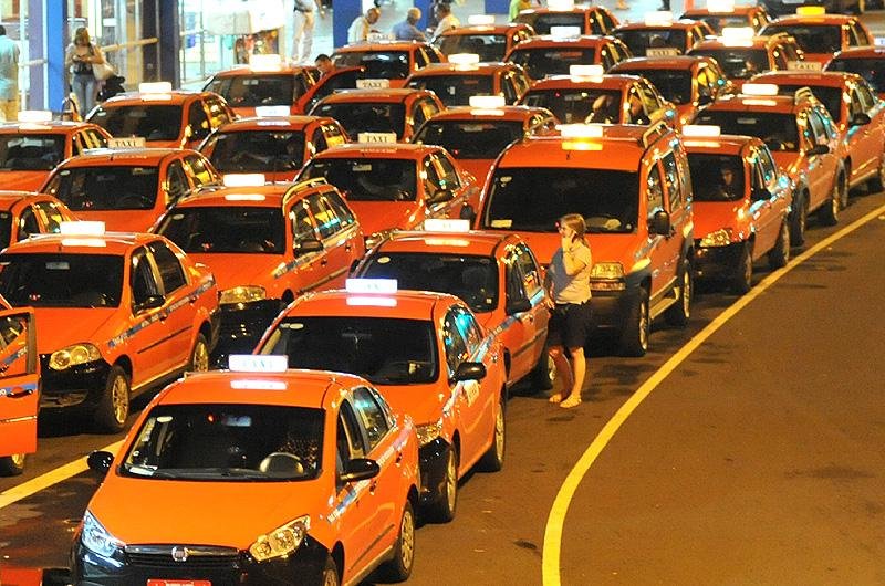 Taxa de chamada de t&aacute;xi volta a ser obrigat&oacute;ria em Porto Alegre