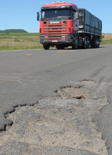 BR 287, que faz conex&atilde;o com regi&atilde;o central, tem muitos buracos