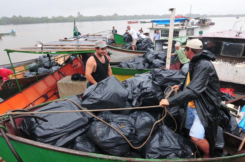 Pescadores retiram cerca de 20 toneladas de lixo das &aacute;guas de rios
