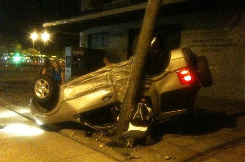 Jovem retornava de festa com pai de amiga quando caminhonete foi atingida por carro e capotou