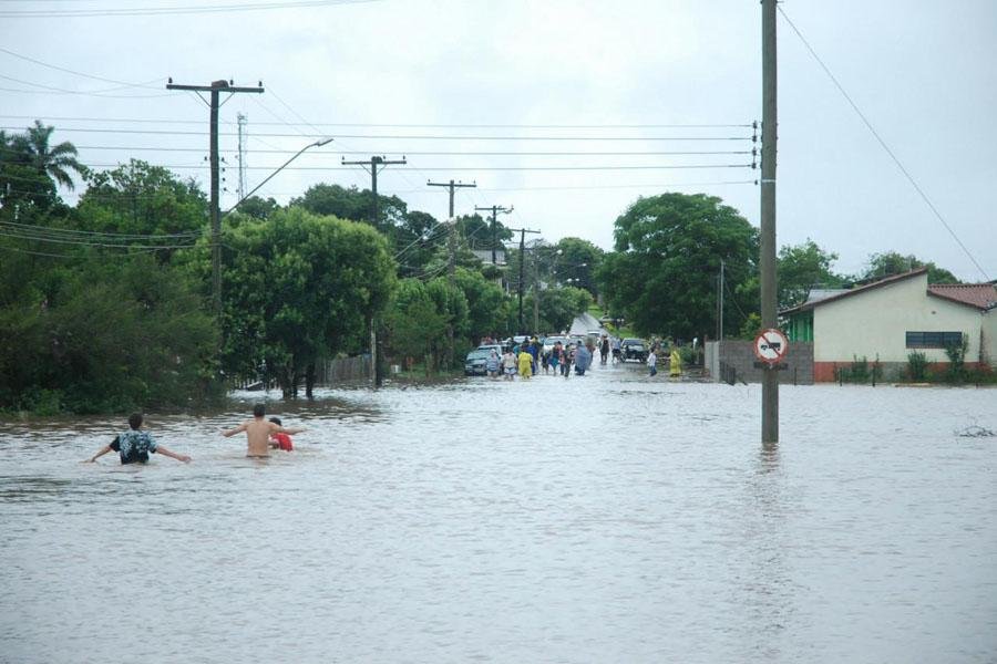 V&aacute;rias ruas ficaram alagadas em Chaequeadas na tarde desta quinta-feira