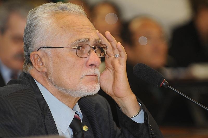 Jos&eacute; Genoino passar&aacute; a noite no hospital