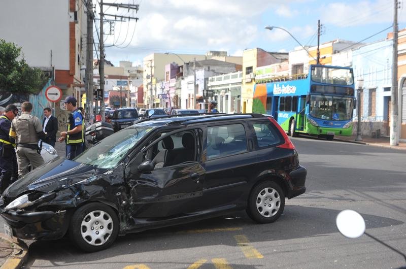 &Ocirc;nibus da Linha Turismo colidiu contra carro em Porto Alegre