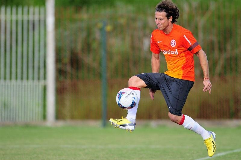Forl&aacute;n pode voltar ao time titular contra Coritiba