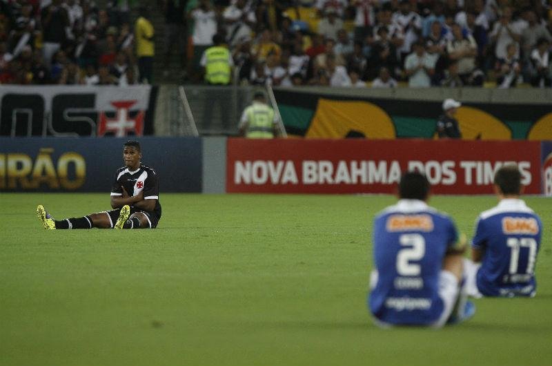 Jogadores sentam no gramado e cruzam os bra&ccedil;os no Maracan&atilde;