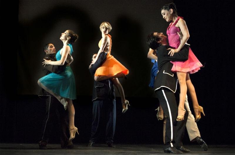 Espet&aacute;culo de tango exp&otilde;e a paix&atilde;o e a sensualidade