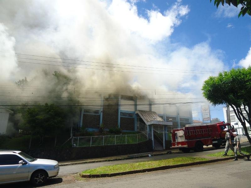 Inc&ecirc;ndios simult&acirc;neos movimentam bombeiros