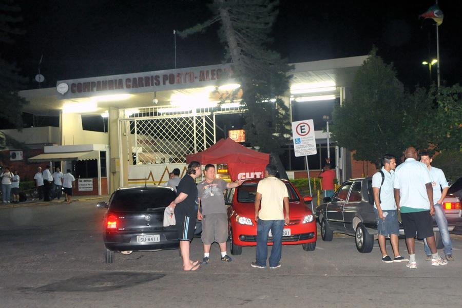 Servidores da Carris fazem vig&iacute;lia em protesto por demiss&otilde;es de cobradores
