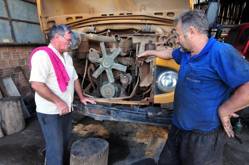 Mec&acirc;nico Roberto Bisol concerta o ve&iacute;culo enquanto se pergunta o que vai fazer se perder a oficina mec&acirc;nica