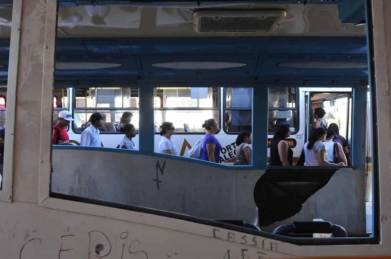 Passageiros fizeram filas nas paradas desde o come&ccedil;o da manh&atilde;