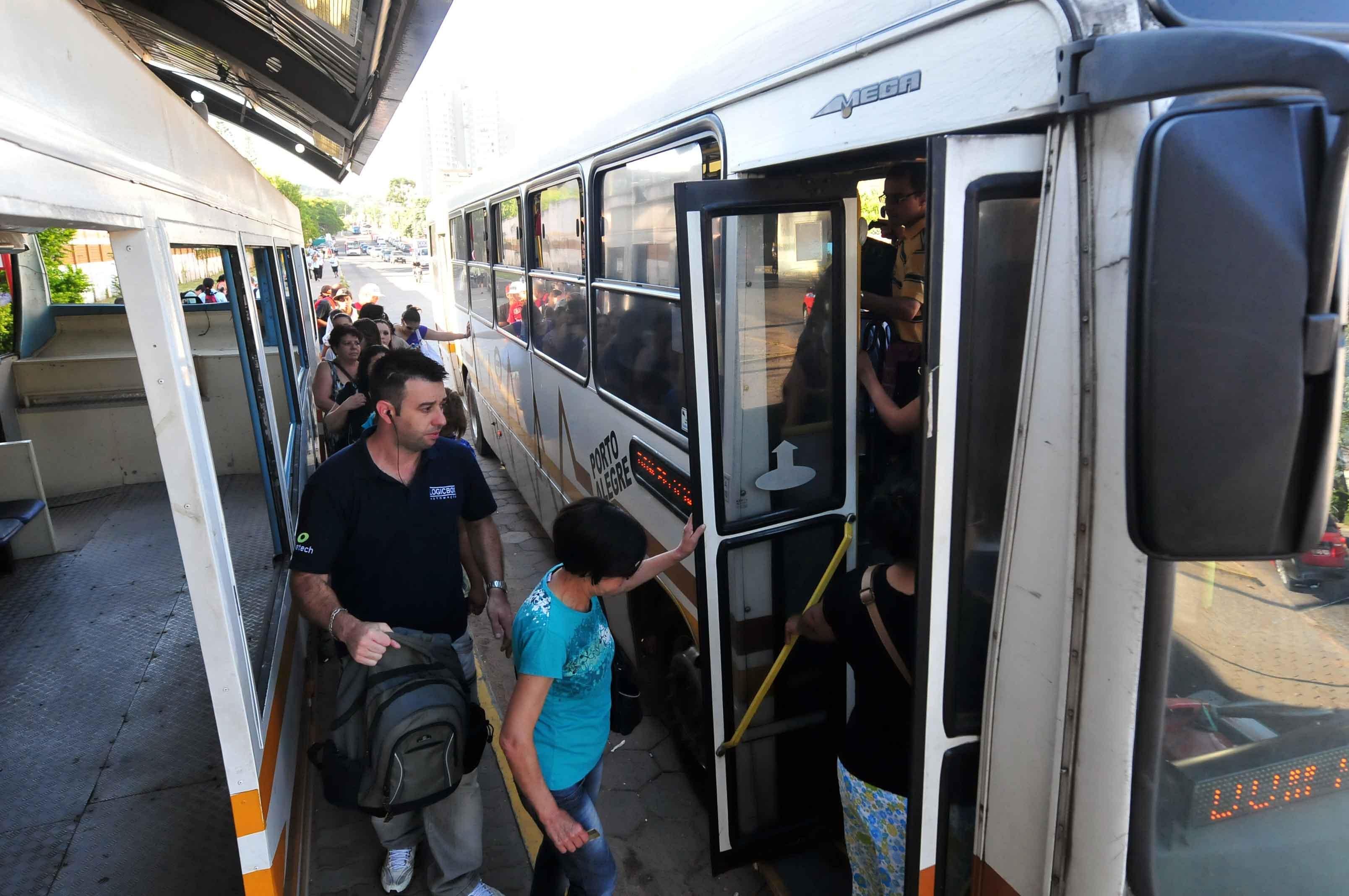 Normalizada circula&ccedil;&atilde;o de &ocirc;nibus da Carris em Porto Alegre