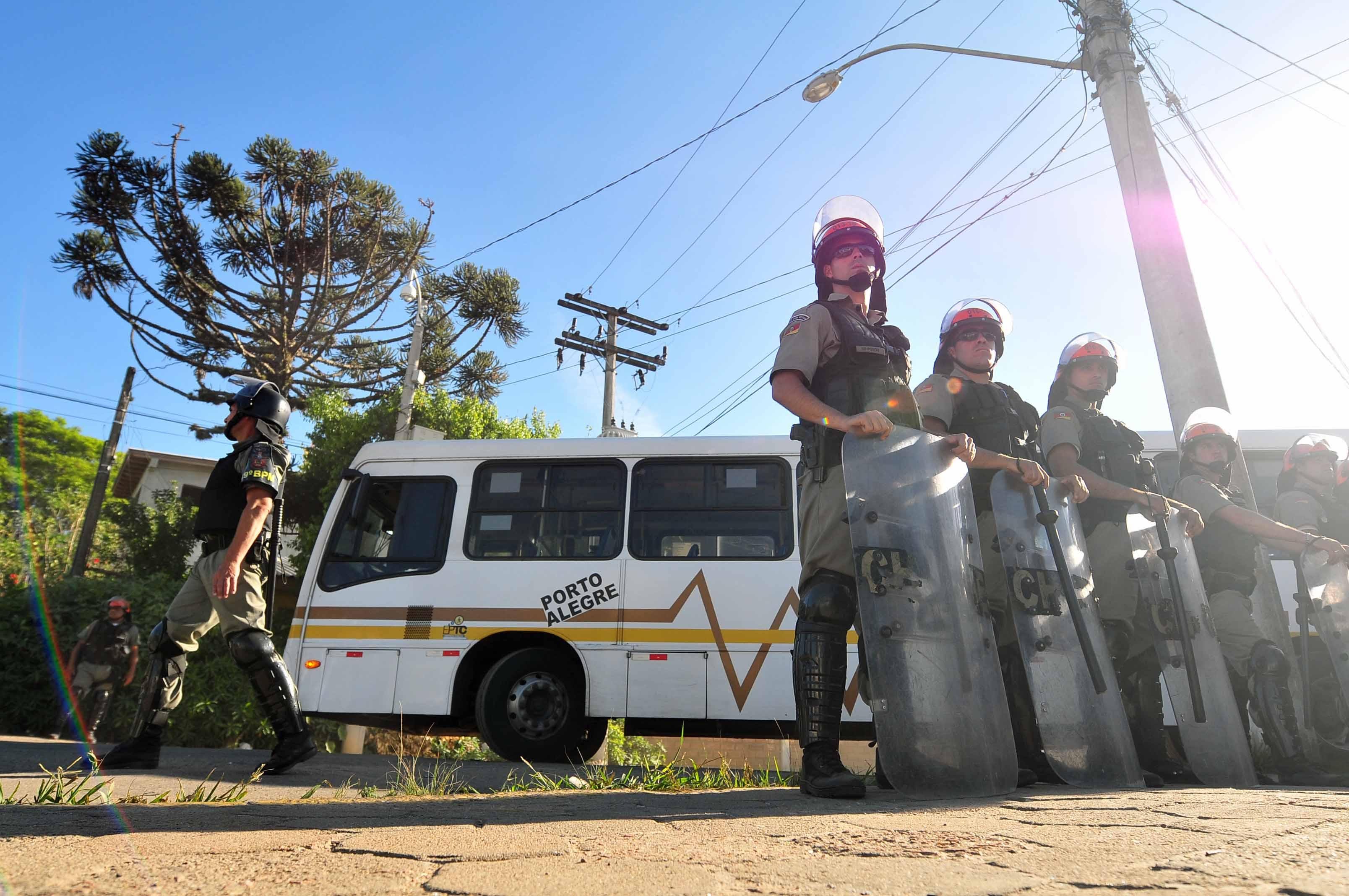 Manifestantes impediram as sa&iacute;das de &ocirc;nibus no come&ccedil;o da manh&atilde;