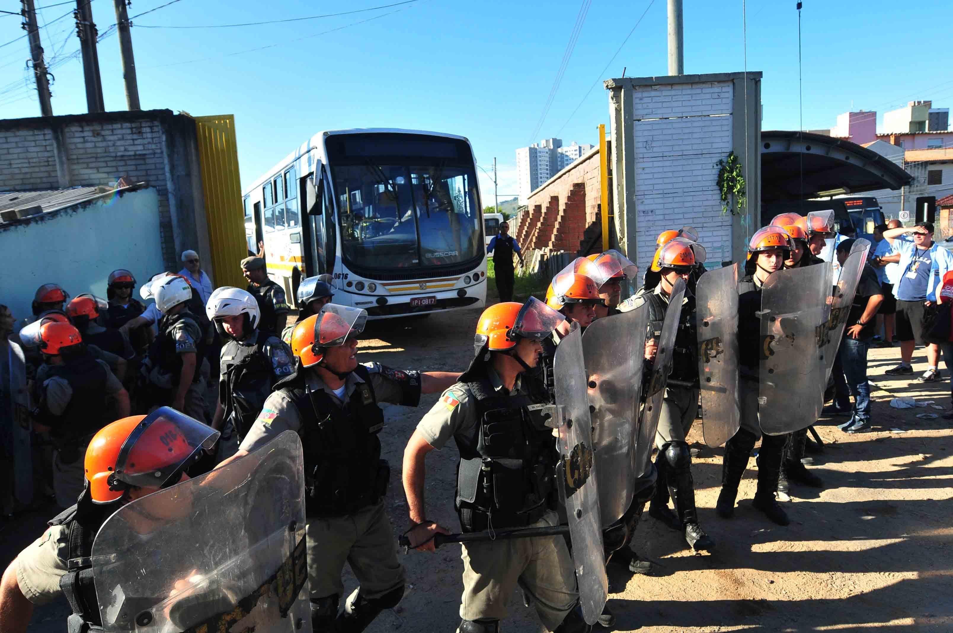 Funcion&aacute;rios realizaram protesto nesta manh&atilde;
