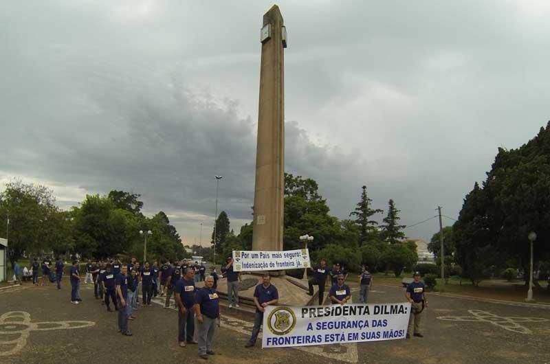 Em Livramento, servidores protestaram em frente a obelisco na Pra&ccedil;a Internacional 