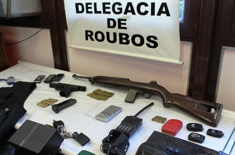 Armas e muni&ccedil;&otilde;es foram encontradas na casa de um dos suspeitos