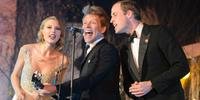 Príncipe William canta ao lado de Bon Jovi e Taylor Swift 