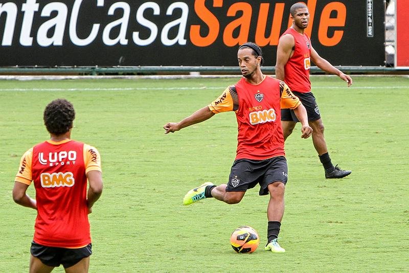 Ronaldinho pode retornar contra o Flu no domingo
