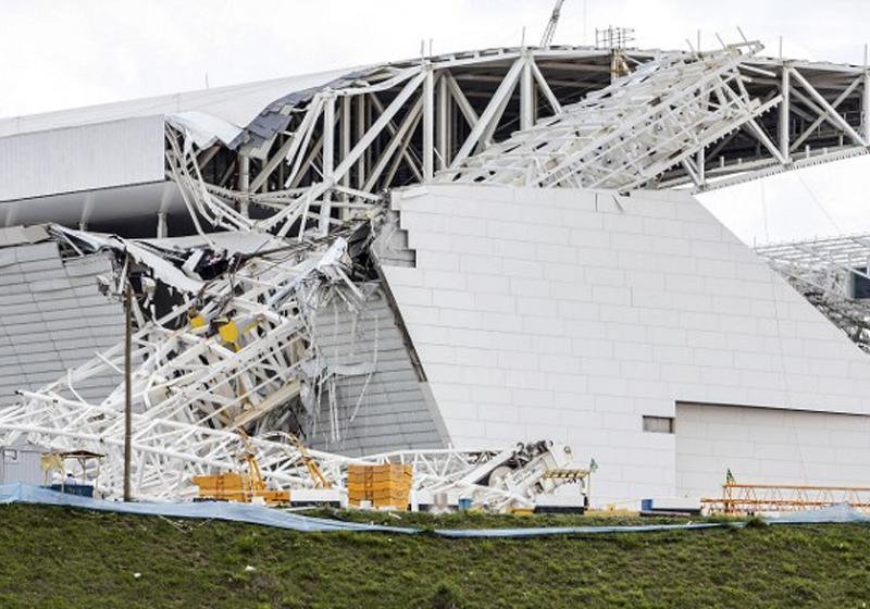 Guindaste era usado para a coloca&ccedil;&atilde;o do &uacute;ltimo m&oacute;dulo da constru&ccedil;&atilde;o do est&aacute;dio 