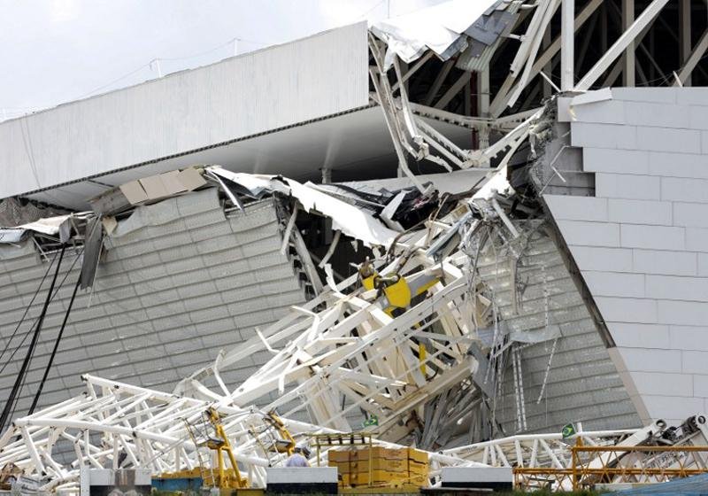 Guindaste tombou e uma pe&ccedil;a da cobertura met&aacute;lica do est&aacute;dio caiu em S&atilde;o Paulo