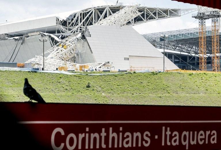 Guindaste tombou e uma pe&ccedil;a da cobertura met&aacute;lica do est&aacute;dio caiu em S&atilde;o Paulo 