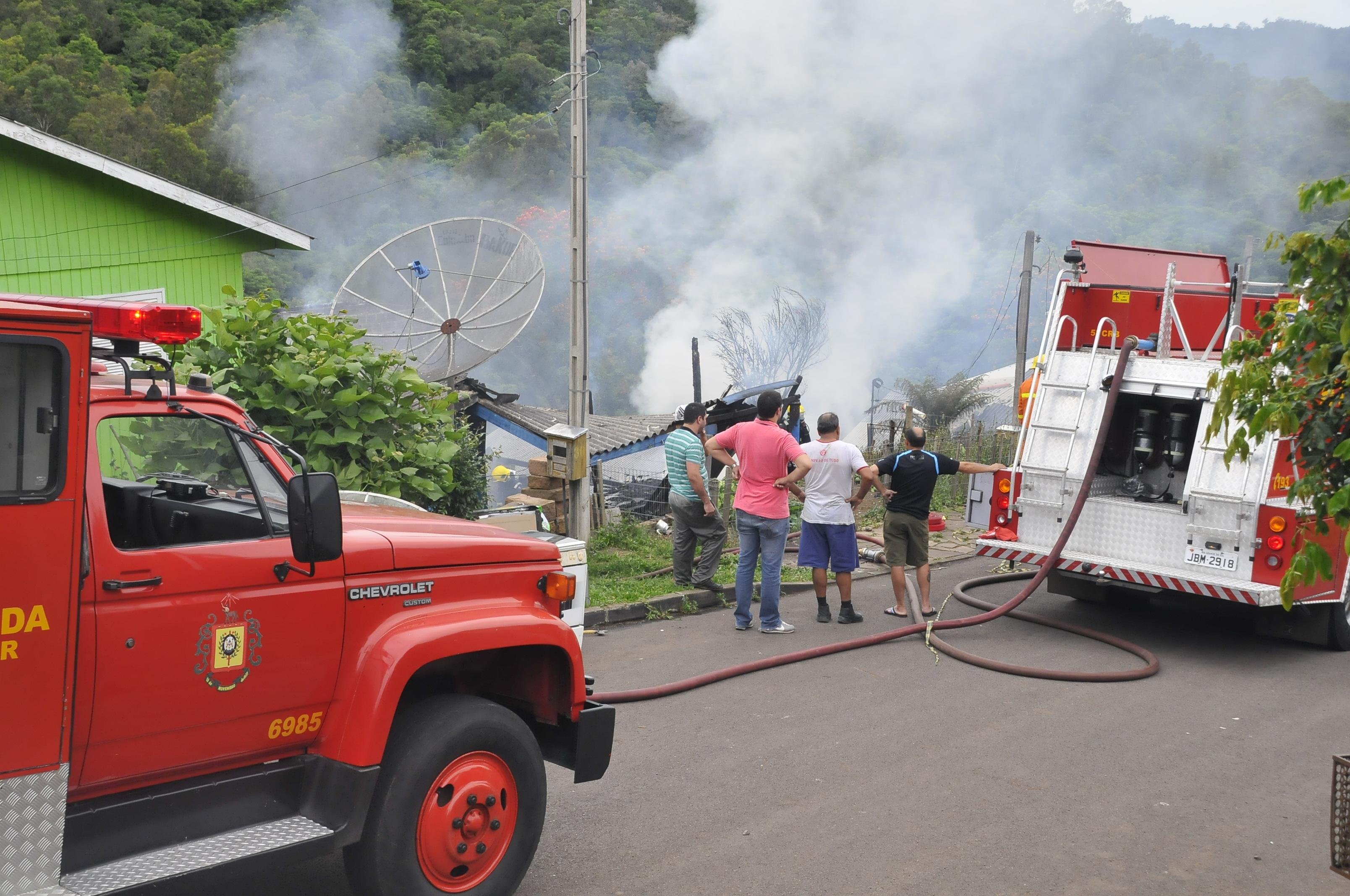 Inc&ecirc;ndio destr&oacute;i tr&ecirc;s casas em Gramado