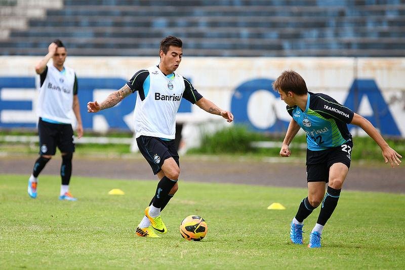 Vargas e Bressan treinaram em campo reduzido no Ol&iacute;mpico