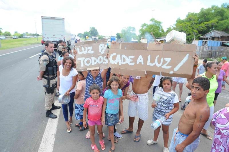 Moradores de bairros pr&oacute;ximos ao local reivindicam &aacute;gua e luz para suas casas 