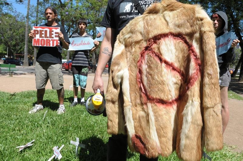 Grupo se concentrou na pra&ccedil;a Piratini