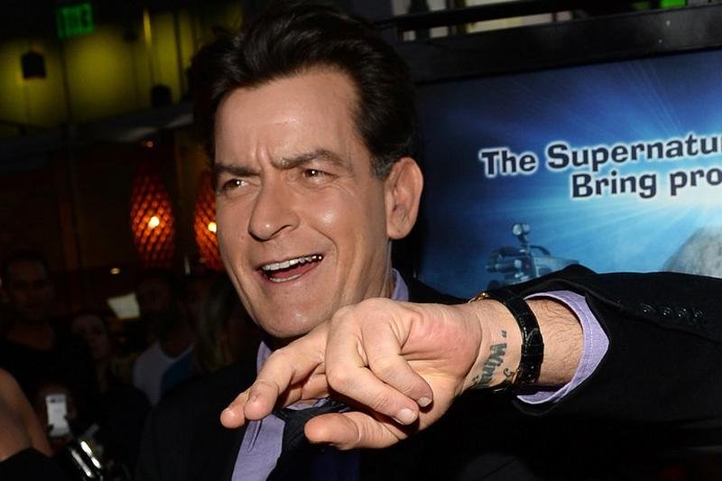 Charlie Sheen tenta for&ccedil;ar ex-mulher a deixar uma de suas casas