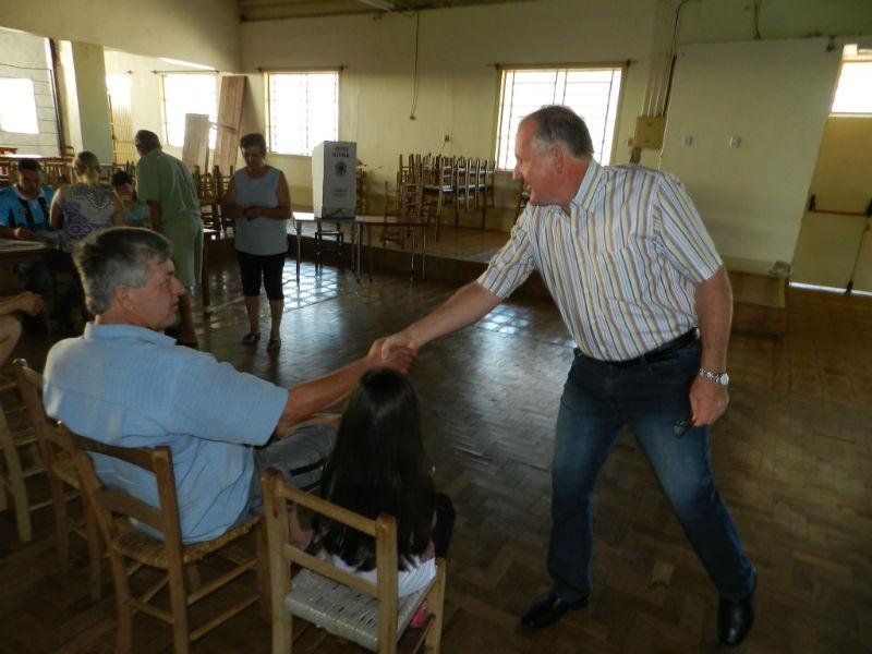  Irineu Horst cumprimenta eleitores em Colinas 