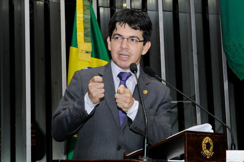 Senador por Amap&aacute; derrotou ex-deputada ga&uacute;cha Luciana Genro no congresso do partido
