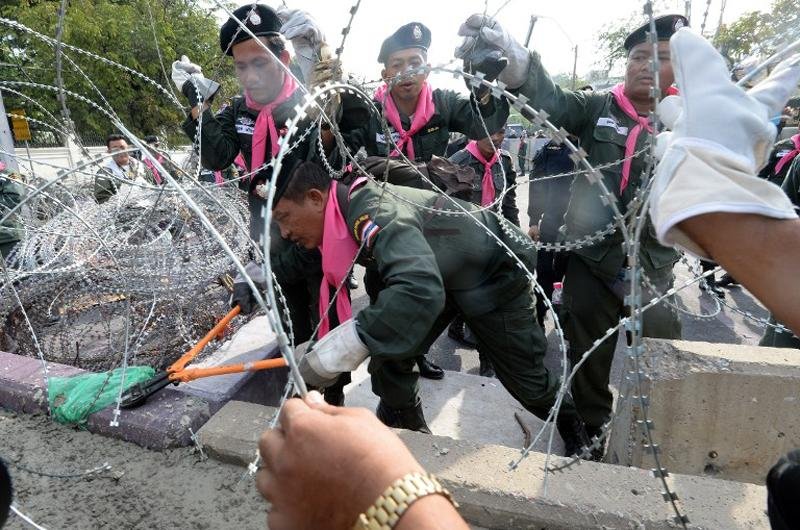 Manifestantes entram na sede do governo tailand&ecirc;s 