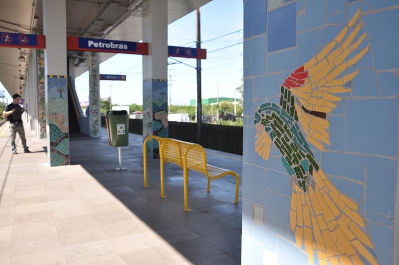 Teto, escada e pilares foram pintados por artistas pl&aacute;sticos