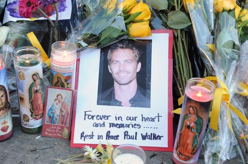 Pol&iacute;cia pede para f&atilde;s de Paul Walker pararem de cantar pneus
