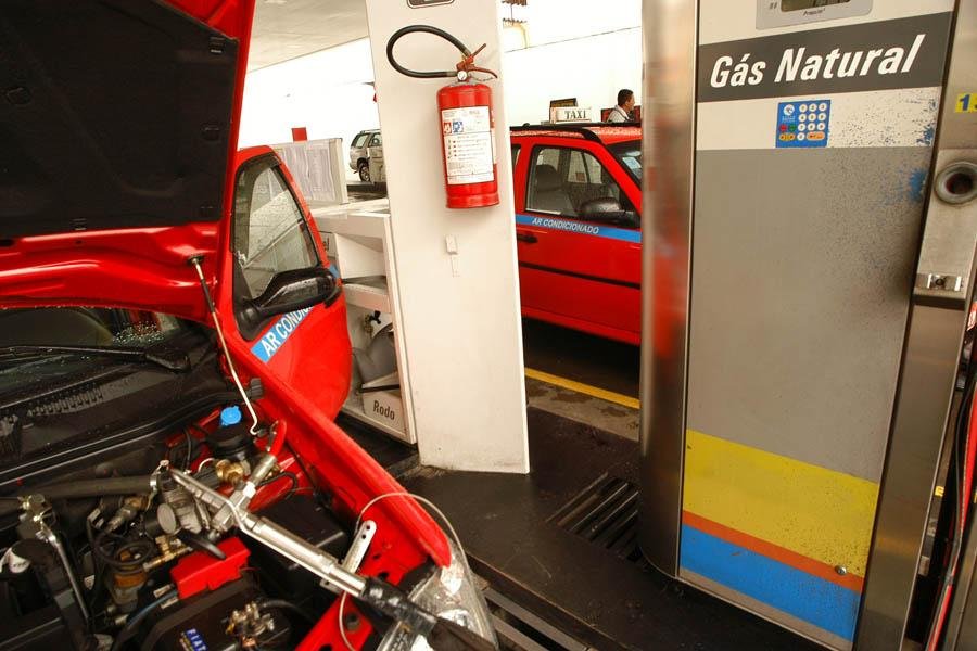 Taxista que converter carro para GNV vai receber valor gasto em combust&iacute;vel