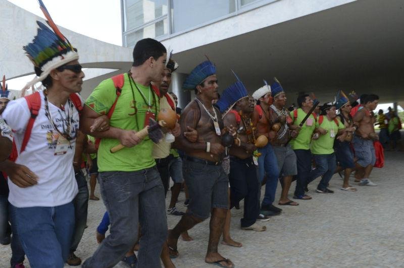 &Iacute;ndios cercam Planalto e entram em confronto com seguran&ccedil;as