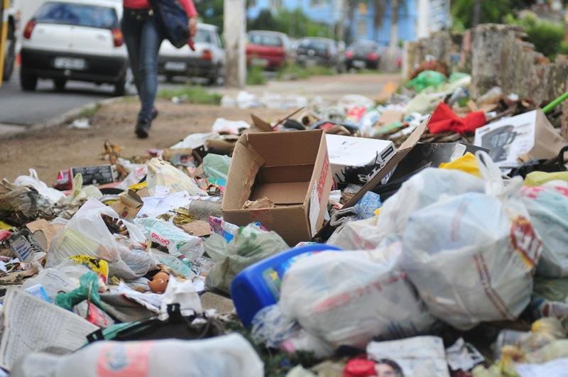 DMLU promete normalizar coleta de lixo at&eacute; amanh&atilde;