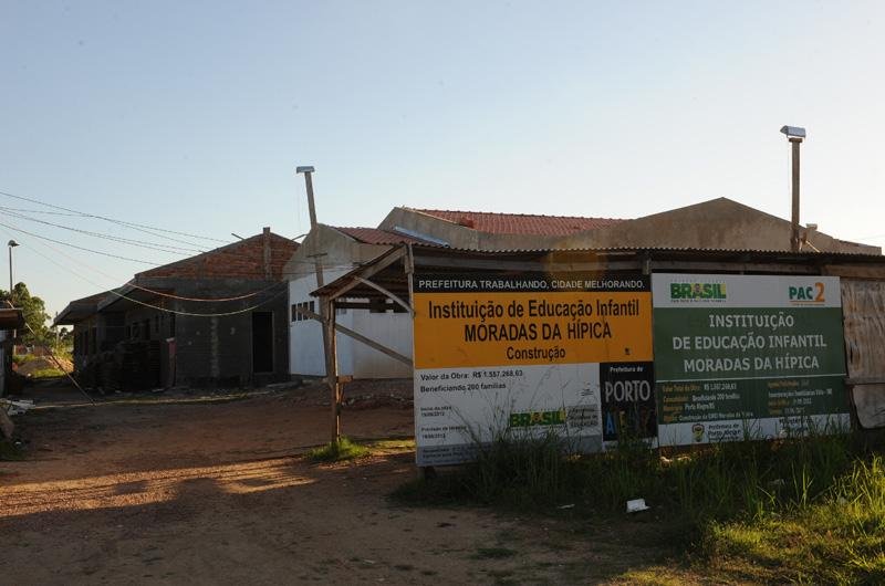 Oper&aacute;rios paralisam obras de escolas municipais em Porto Alegre