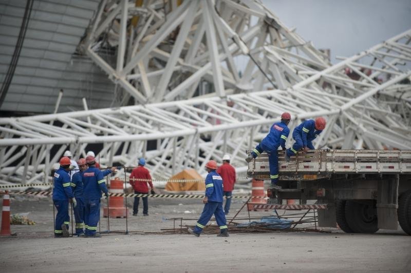 Construtora ainda elabora plano para retirar guindaste que desabou no Itaquer&atilde;o
