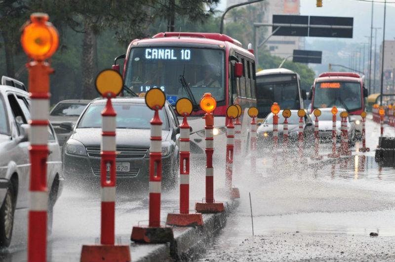 Tr&acirc;nsito foi afetado pela chuva