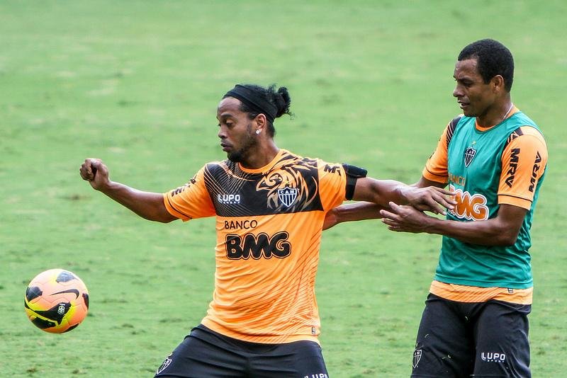 Ronaldinho pode assinar pr&eacute;-contrato com qualquer clube do mundo