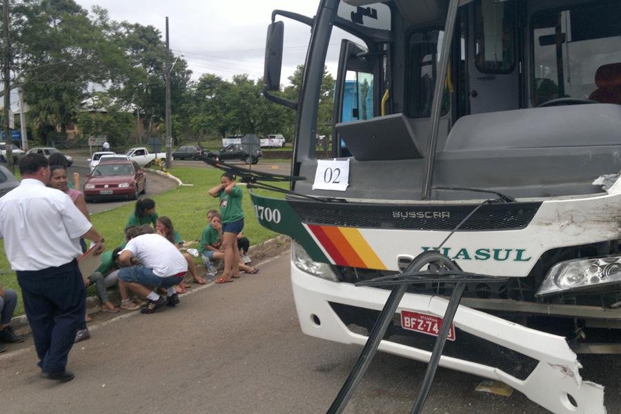 Colis&atilde;o no in&iacute;cio da tarde envolveu &ocirc;nibus e caminh&atilde;o na RSC 287