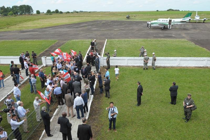 Dezenas aguardam chegada dos restos mortais em aeroporto