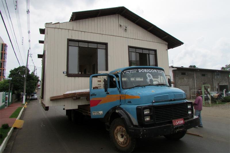 Caminh&atilde;o transporta casa de forma ilegal nas ruas de Erechim