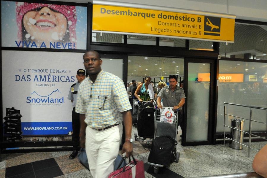 Mais 79 m&eacute;dicos cubanos chegam a Porto Alegre