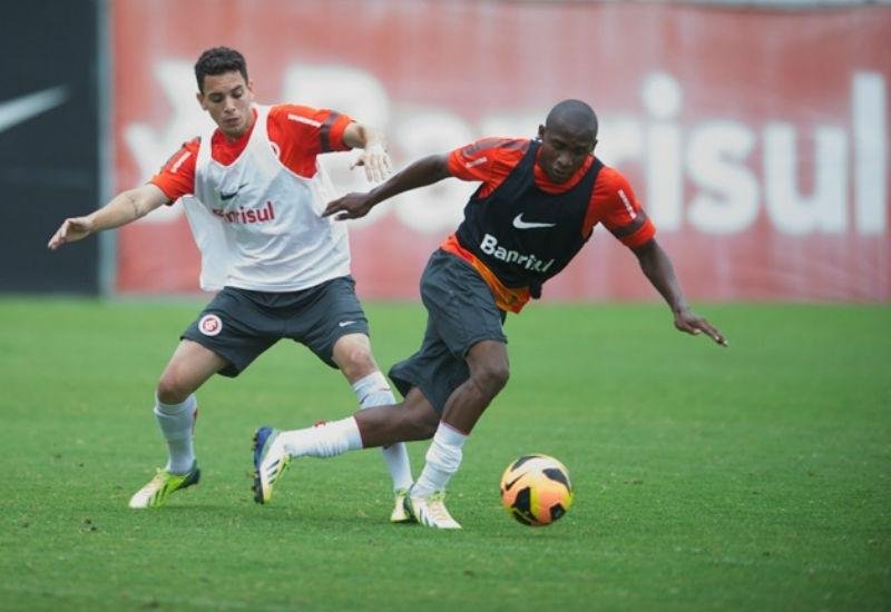 Volante Willians est&aacute; suspenso pela expuls&atilde;o contra o Corinthians