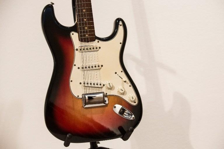 Guitarra de Bob Dylan leiloada por quase 1 milh&atilde;o de d&oacute;lares