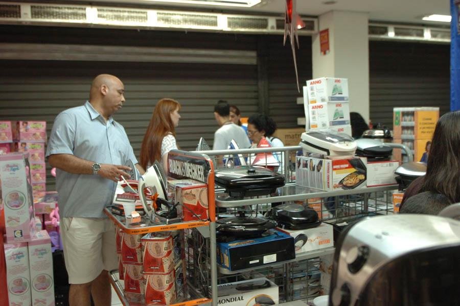 Lojas de Porto Alegre enchem &agrave;s v&eacute;speras do Natal