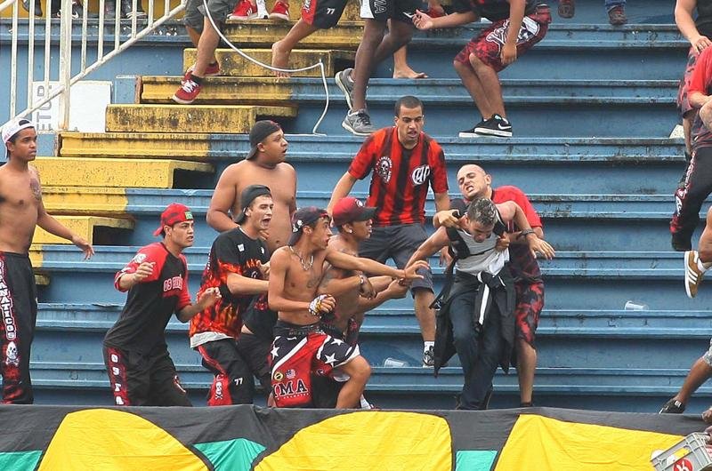 Briga de torcidas no jogo entre Atl&eacute;tico-PR e Vasco deixou tr&ecirc;s torcedores em coma