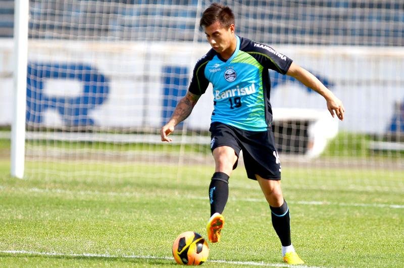 Santos se aproxima de acerto com atacante Vargas